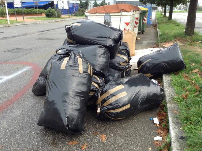 Scarti di lavorazioni tessili buttati nei cassonetti a Galciana 