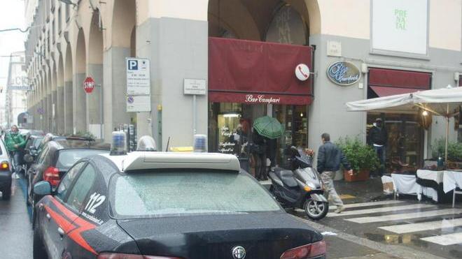 Via Grande, si sdraia in mezzo al traffico: arrivano i carabinieri