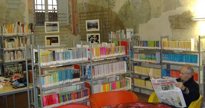 Auguri biblioteca: premi e maratona di letture di poesie