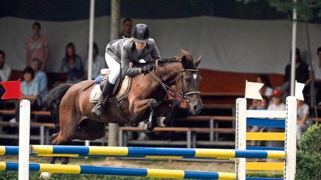 Cadono da cavallo, due feriti