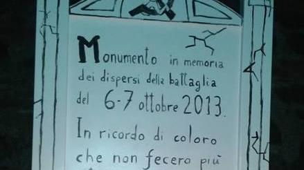 Tutti pazzi per la bara in fila per posare c’è anche il sindaco