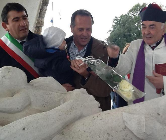 Un fiore bianco dalla Germania per i morti di Sant’Anna
