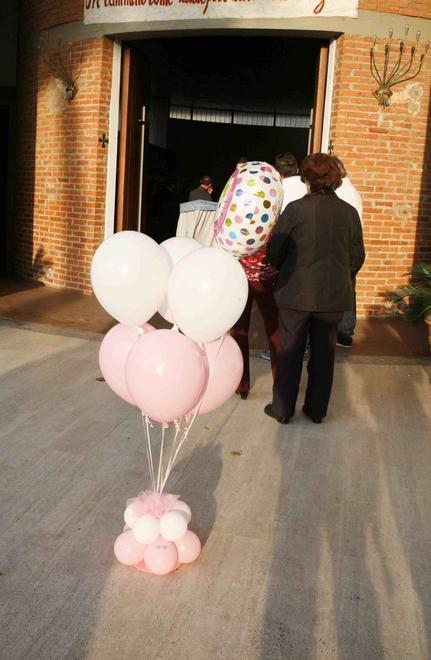Fiori bianchi e palloncini per dire addio a Ester