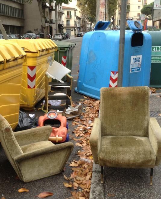 Scarti tessili nei cassonetti e salottini “en plein air”