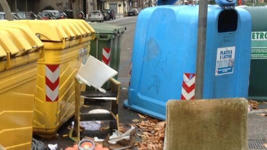 Scarti tessili nei cassonetti e salottini “en plein air”