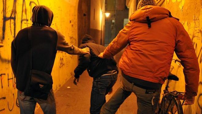 Bacia la sua ragazzina Pestato un quindicenne