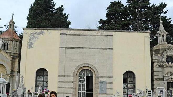 Il mesto pellegrinaggio per commemorare i defunti