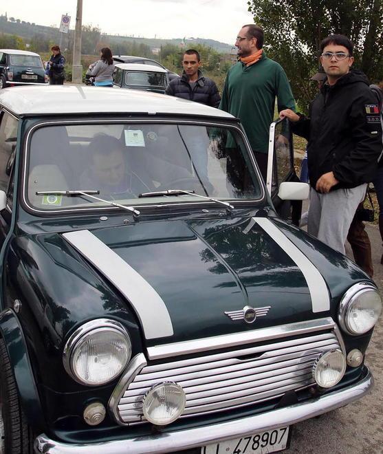 Sfilata e gimkana a Vinci tutti pazzi per le Mini classiche