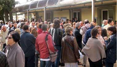 Folla commossa al funerale delle vittime dell’incidente di Nugola