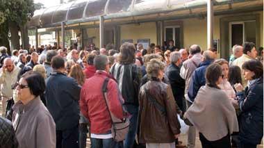 Folla commossa al funerale delle vittime dell’incidente di Nugola