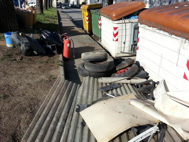 Discarica a cielo aperto accanto ai cassonetti di via Genova 