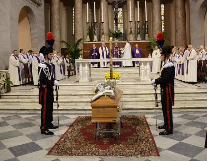 Un applauso nel Duomo saluta la salma di monsignor Bertelli 