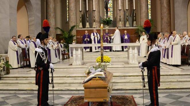 Un applauso nel Duomo saluta la salma di monsignor Bertelli