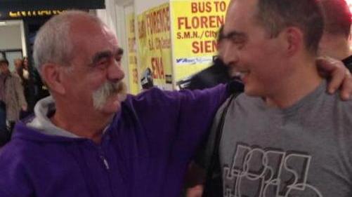 Riabbraccia il figlio dopo trent’anni