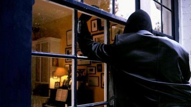 Ladri smurano la cassaforte ma i vicini li mettono in fuga