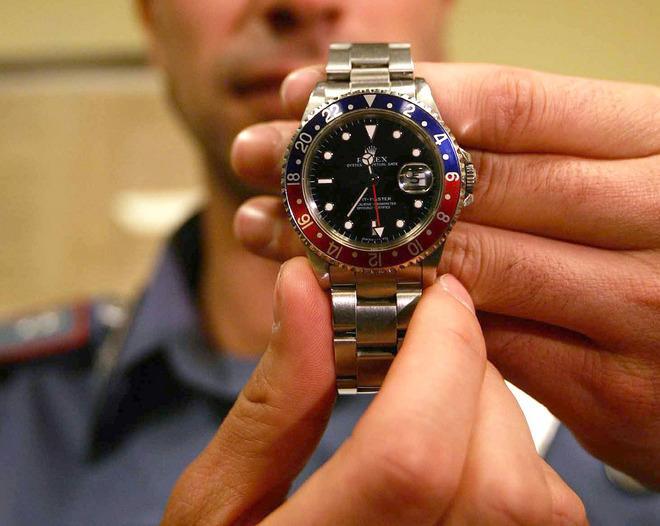 Finge di chiedere aiuto e sfila il Rolex dal polso di un uomo 
