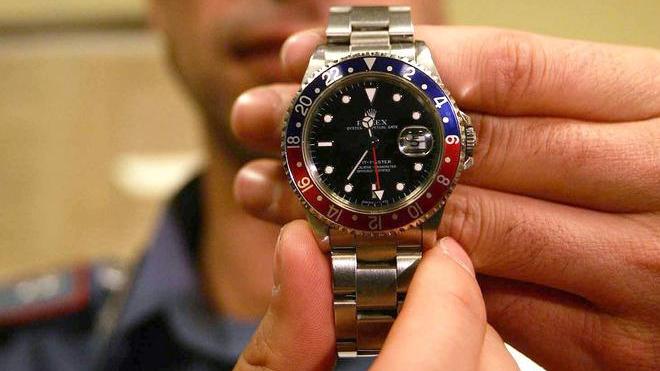 Finge di chiedere aiuto e sfila il Rolex dal polso di un uomo