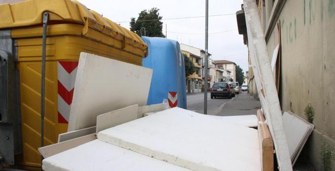 Rifiuti fuori dai cassonetti, sì al pagamento a rate 