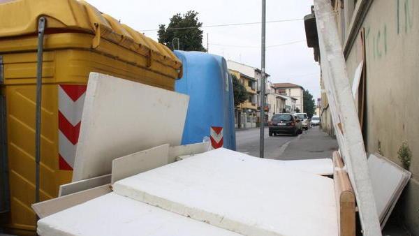 Rifiuti fuori dai cassonetti, sì al pagamento a rate