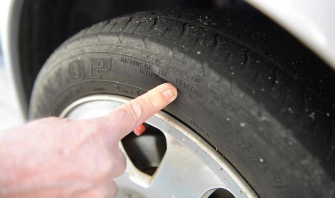 Ladri col taglierino squarciano le gomme e svuotano le borse 