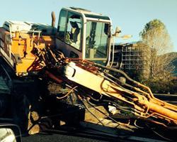 A12: escavatore si sgancia dal camion e urta contro un’auto 