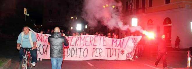 Perquisizioni all'ostello dell’Ex Caserma: 16 indagati. Corteo di protesta in Comune 