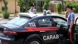 Spaccia cocaina vicino al pub i carabinieri lo arrestano