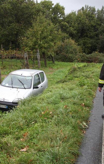 Con l’auto finisce nella scarpata