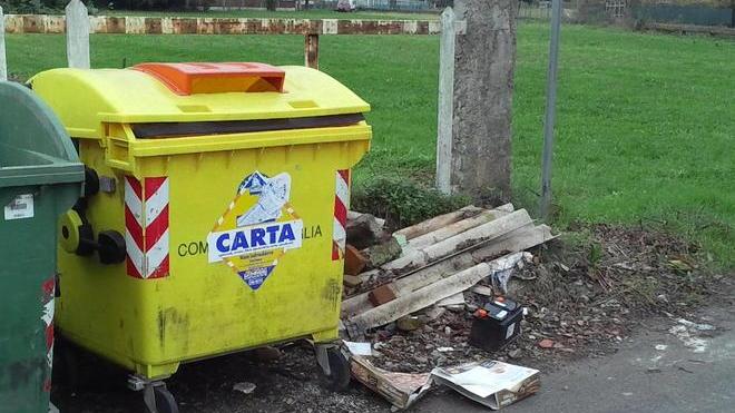 «Amianto vicino ai bidoni dei rifiuti»