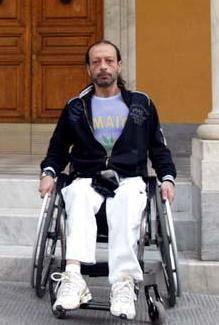 «Io, disabile, 10 minuti sotto l’acqua per entrare in banca»