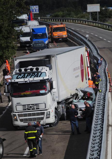 Auto stritolata da un tir sulla 131, famiglia salva per miracolo