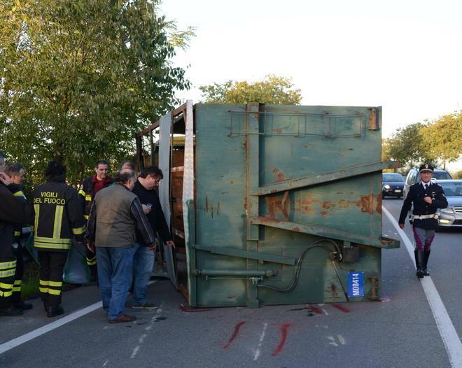 Camion perde il container che trasporta: caos in viale Asia 