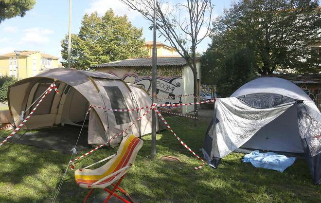 Protestano in tenda per avere un’abitazione 