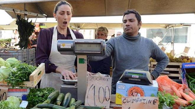 Flashmob al mercato: la Carmen tra frutta e verdura