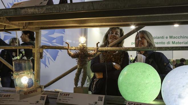 In mostra più di 70 lampade con prodotti di scarto