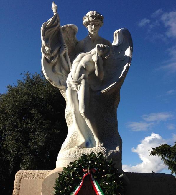 Vandalismi al monumento L’Angelo dei caduti