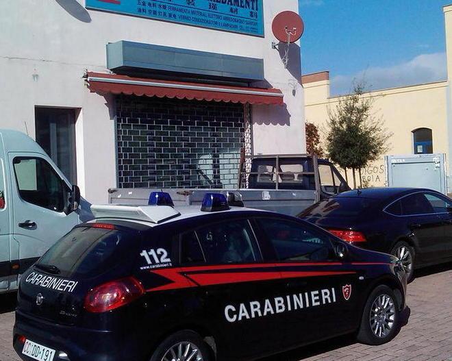 Tentano di rubare in un negozio di arredamenti: presi 