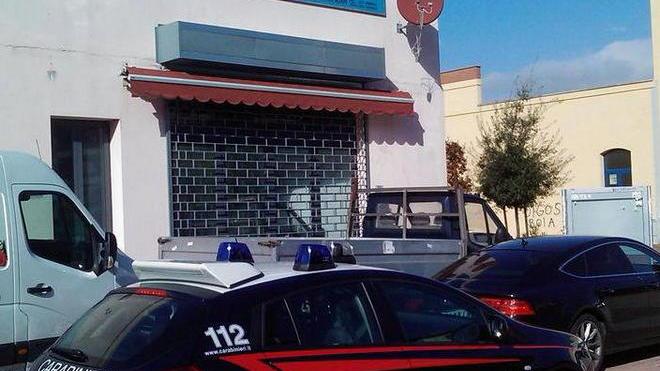 Tentano di rubare in un negozio di arredamenti: presi