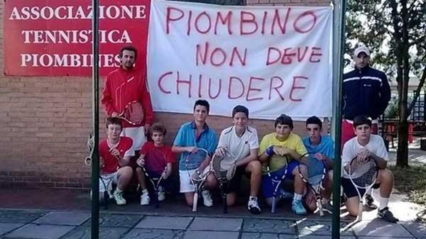 Lucchini, catena umana per difendere l’altoforno