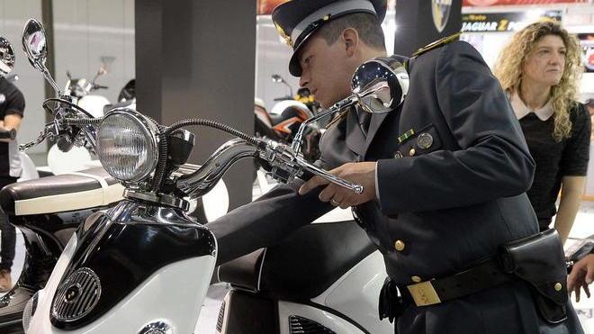 Sequestrati dalla Guardia di Finanza undici scooter imitazioni della Vespa