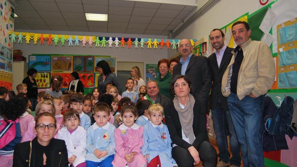 Azienda paga la ristrutturazione alla materna, una targa per ringraziare