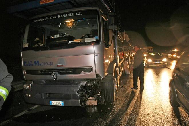 Camion perde il carico all’uscita della Sgc a Santa Croce sull’Arno 