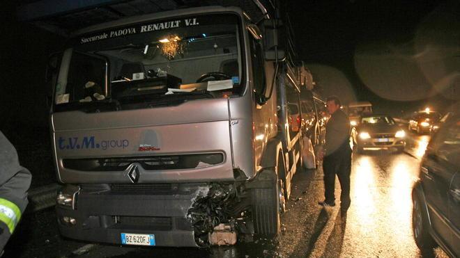Camion perde il carico all’uscita della Sgc a Santa Croce sull’Arno
