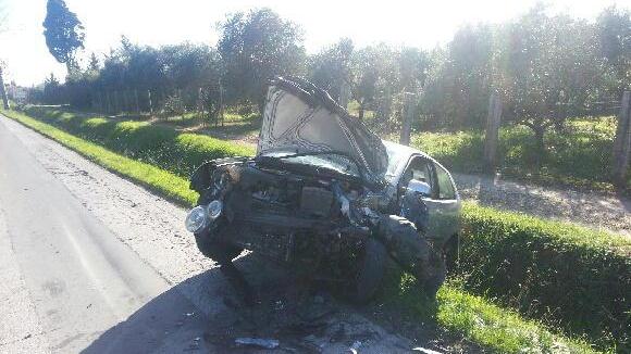 Maxi incidente a San Vincenzo, un'auto distrutta
