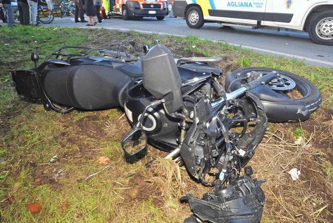 Travolge una ciclista: è gravissimo 