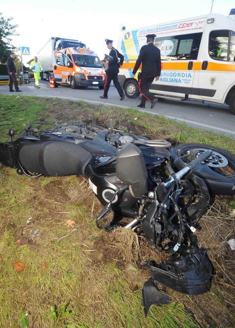 Travolge in moto una bici: grave 