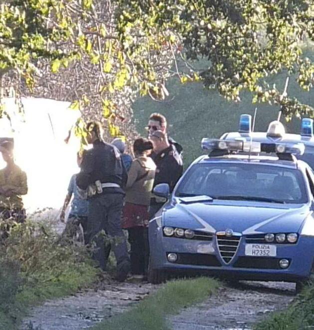 Accampamento di nomadi nella golena dell’Arno