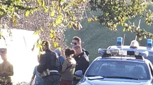 Accampamento di nomadi nella golena dell’Arno