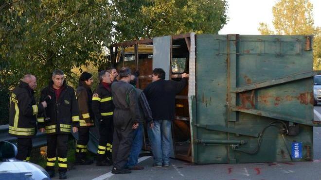 Dal camion si ribalta il container-rimorchio
