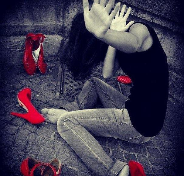 Scarpe rosse in marcia contro il femminicidio 